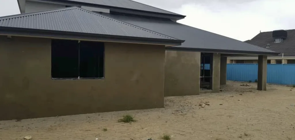 Rendered wall and columns on a single-storey home